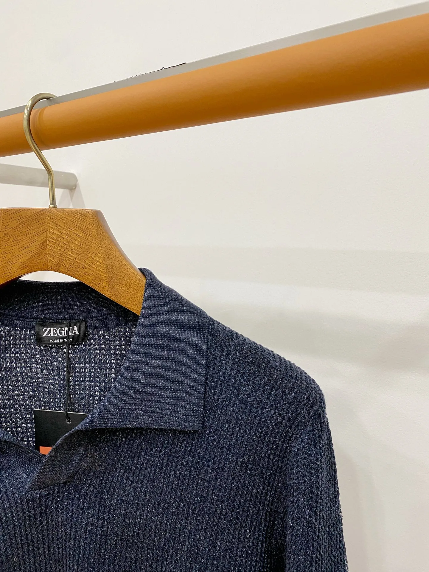 Zegna 26 New Arrival Stoll POl O Oasi Cashmere ， ： Z Premium Series， ， ， ， POLO 。 Classic + ， V Buttonless POLO ， ， POLO 。 ， ， ， Breathable 。 ， ， 。 、 ， ， ， 。 ， ， Clean fit ， old money ， logo， ， Z ， ， ， ， 。 ： ， ， ， ，Breathable ， T 。 16 ， Stoll ，16 ， ， ， 3 ， ， ， 。 Size：M-3XL